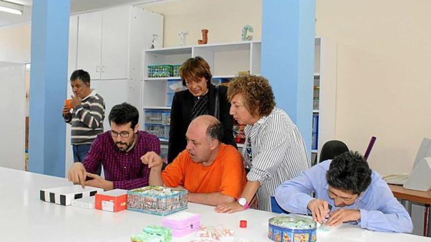 La visita de la delegació municipal al Taller Claror de la Seu