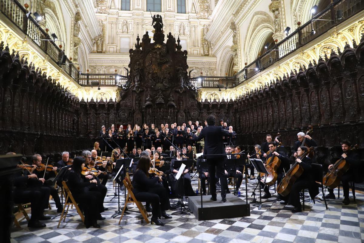 Misa de Todos los Santos, la Orquesta de Córdoba y el Coro de Òpera Cajasur, interpretan el Réquiem de Mozart en la Mezquita Catedral