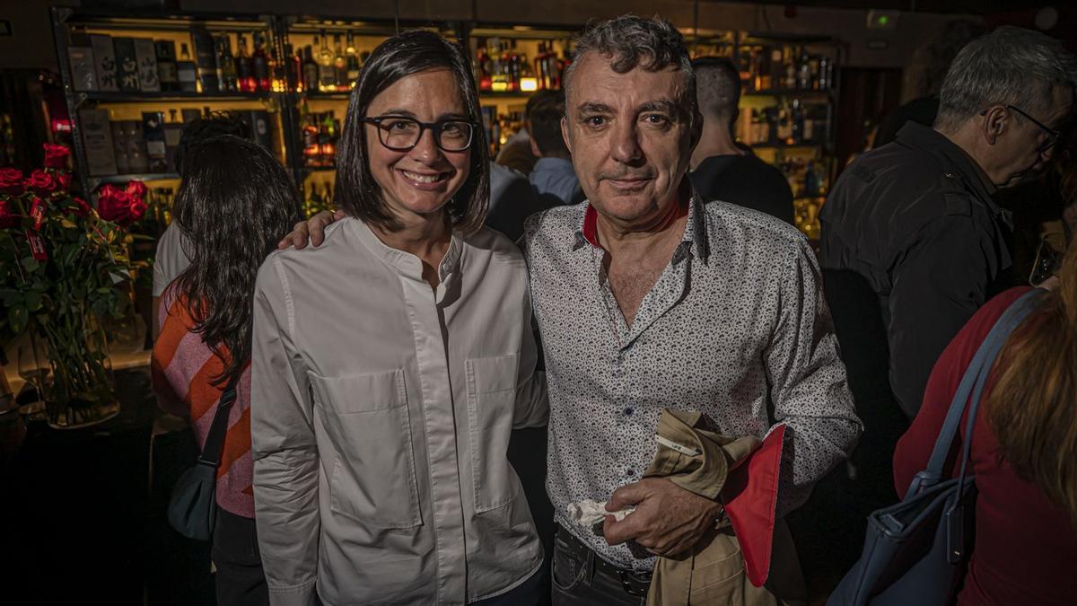 Inés Martín y Manuel Vilas en la fiesta del suplemento ’abril’ de El Periódico en el Speakeasy (Dry Martini)