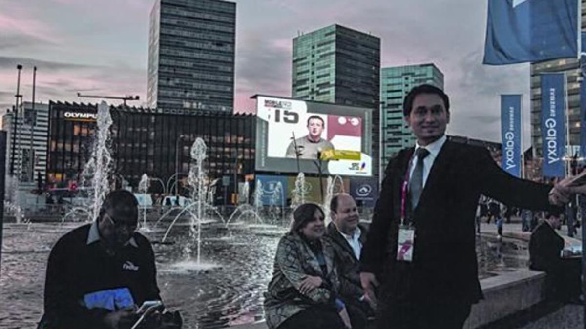 Proyección en directo de la conferencia de Mark Zuckerberg en la gran pantalla exterior del MWC, ayer.