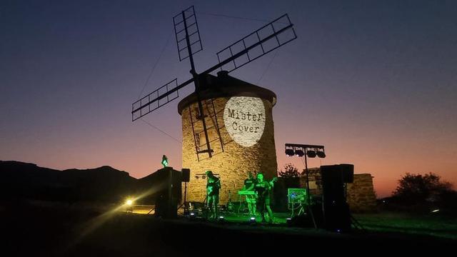 Mister Cover puso el cierre a una jornada en la que se recordó la historia del molino de viento y se observó el eclipse.