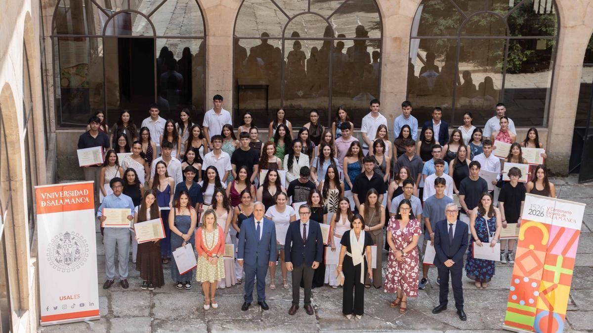 Foto de familia en la Universidad de Salamanca con los mejores alumnos de la PAU