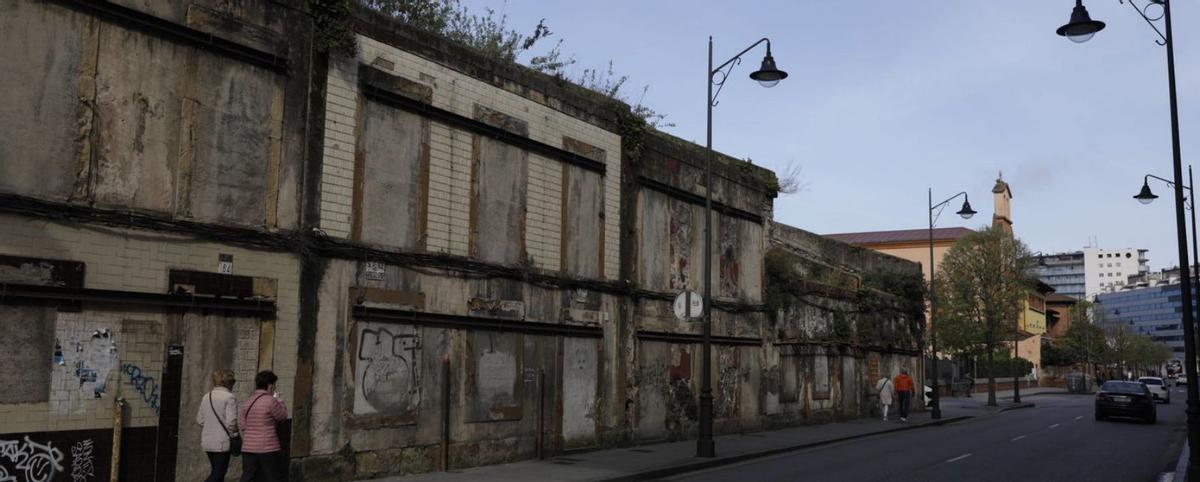 Las fachadas en ruinas de la calle Mariano Pola, con la iglesia de San Esteban del Mar al fondo. | JUAN PLAZA