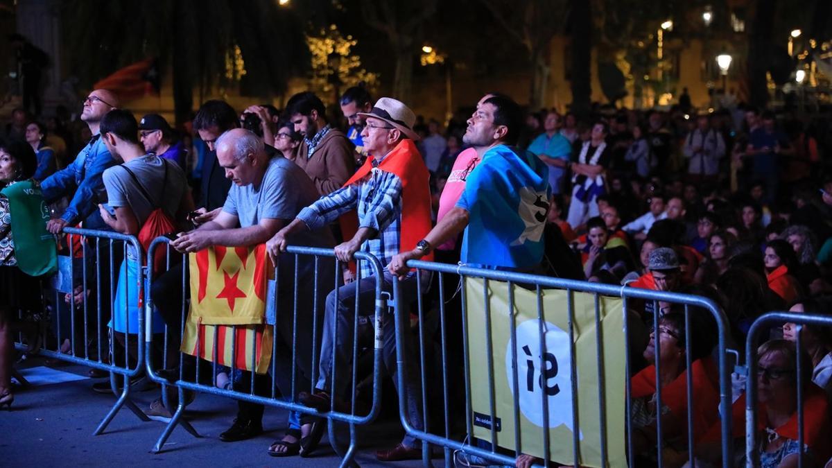 Concentración en el Passeig de Lluís Companys el día 10 de Octubre, durante la comparecencia del 'president' Puigdemont en el Parlament.