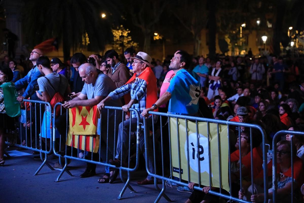 Concentración en el Passeig de Lluís Companys el día 10 de Octubre, durante la comparecencia del ’president’ Puigdemont en el Parlament.