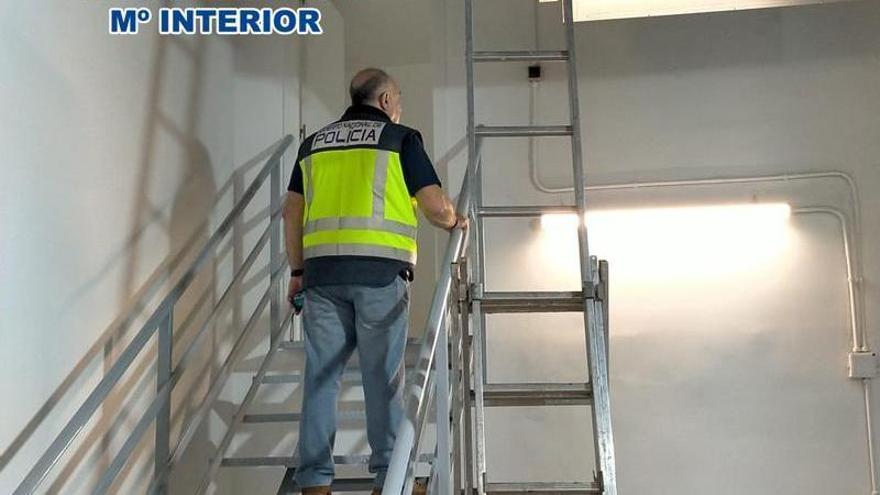 La escalera desde la que se precipitó al vacío el trabajador sin contrato.