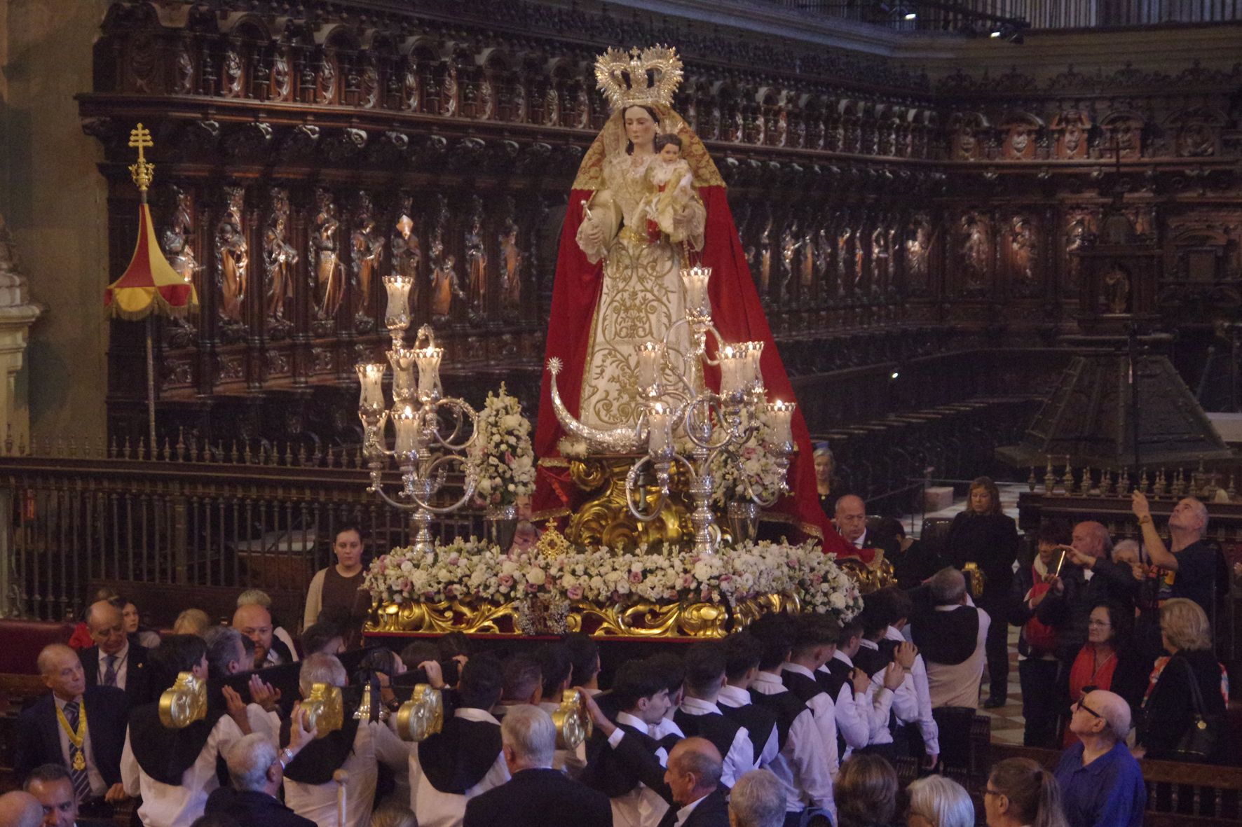 Procesión de la Virgen del Rosario organizada por la Agrupación de Glorias