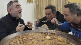 Los hermanos Torres homenajean a su padre con una paella (y algunos trucos)