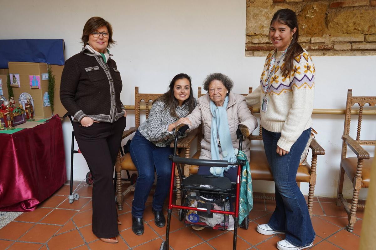 María Dolores, Sonia y Carmen, con Paqui, junto a una usuaria de la residencia San Juan de la Cruz en Córdoba.