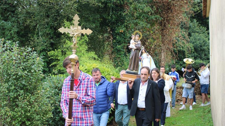 En Asorei os ramistas tocan a campá e sacan os santos