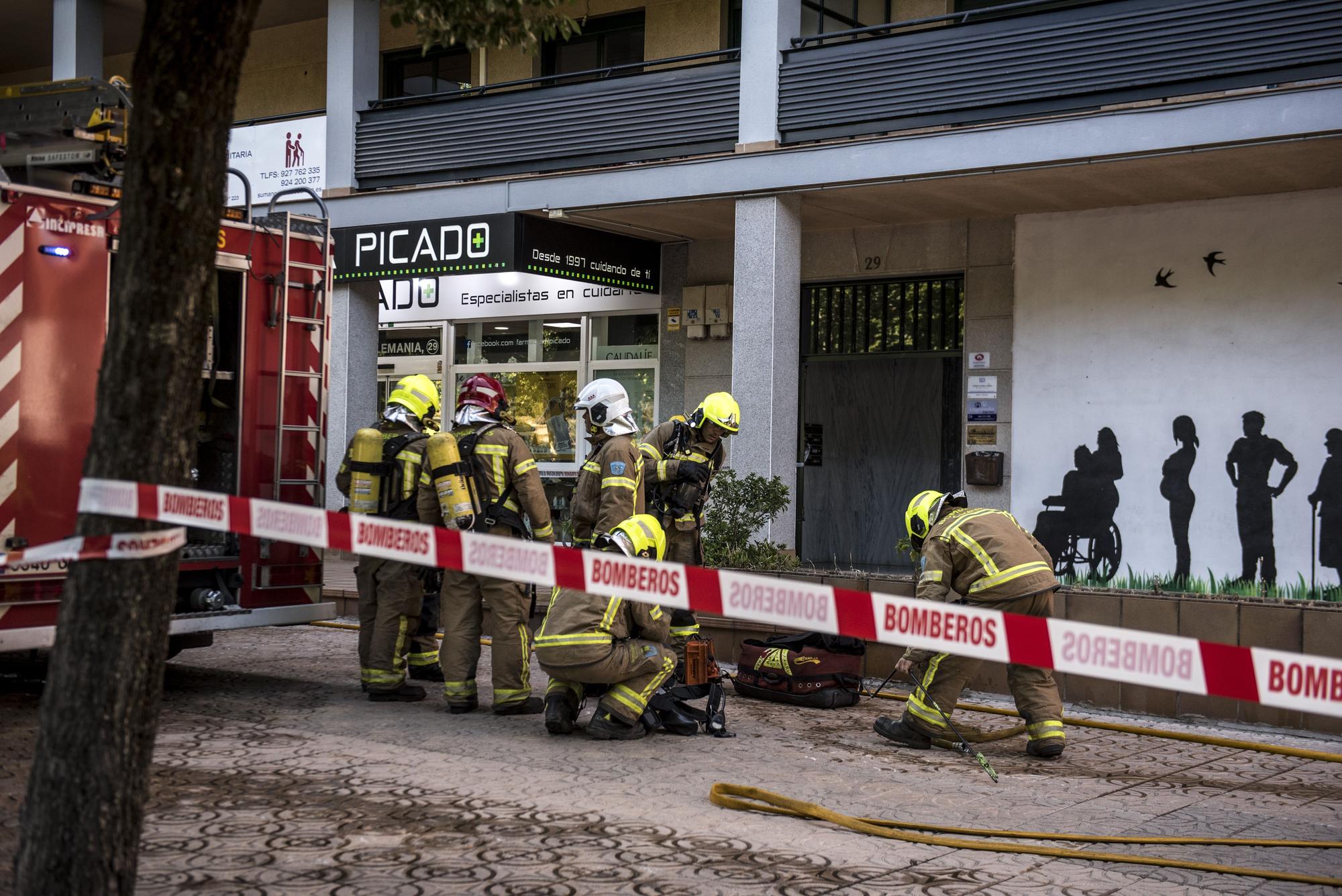 Aparatoso incendio en la avenida de Alemania en Cáceres