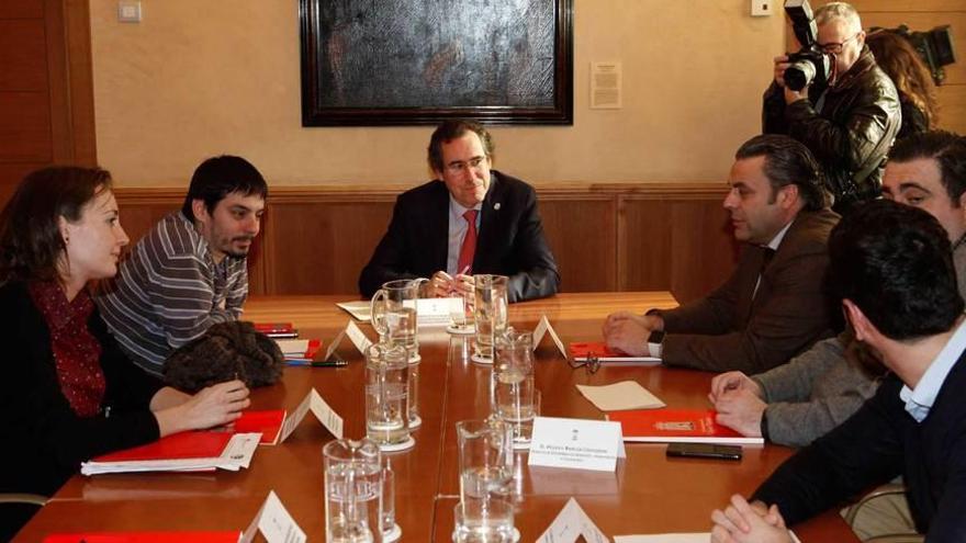 La reunión celebrada ayer entre representantes de los ayuntamientos de Gijón, Oviedo y Mieres.