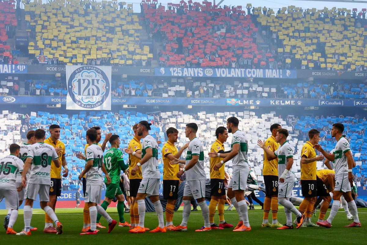 Los jugadores de Elche y Espanyol se saludan antes de empezar el partido de la primera vuelta que enfrentó a ambos equipos en Cornellà.