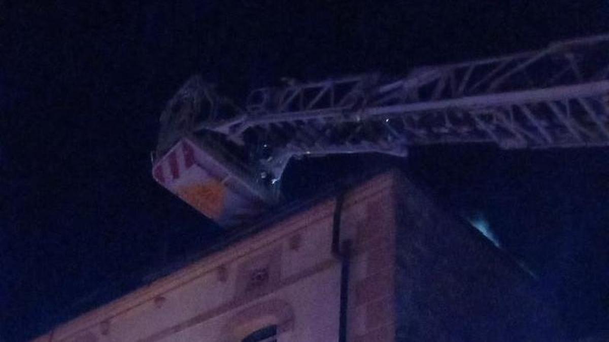 Els Bombers, treballant en l'incendi de Sant Martí de Tous