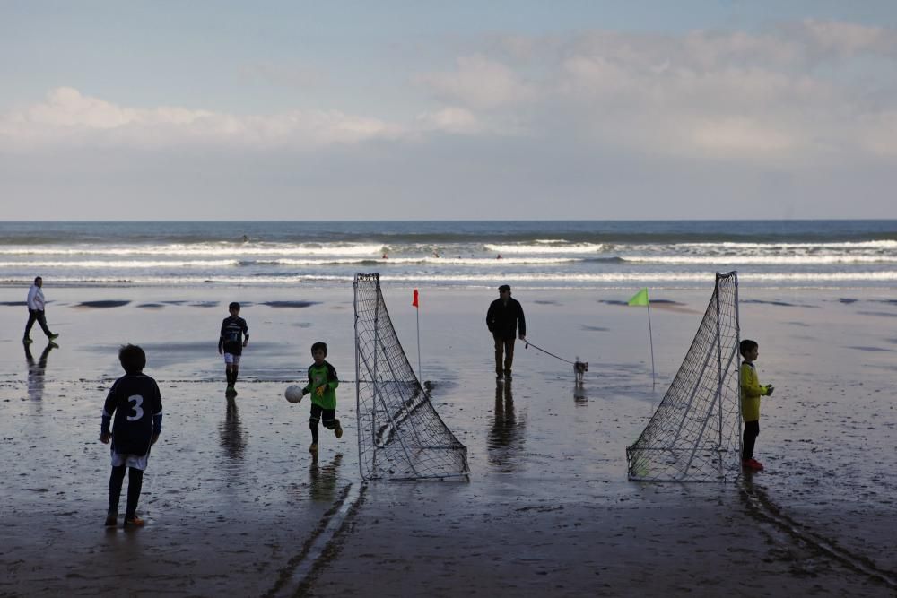 Torneo de Navidad de fútbol playa para niños en la playa de San Lorenzo