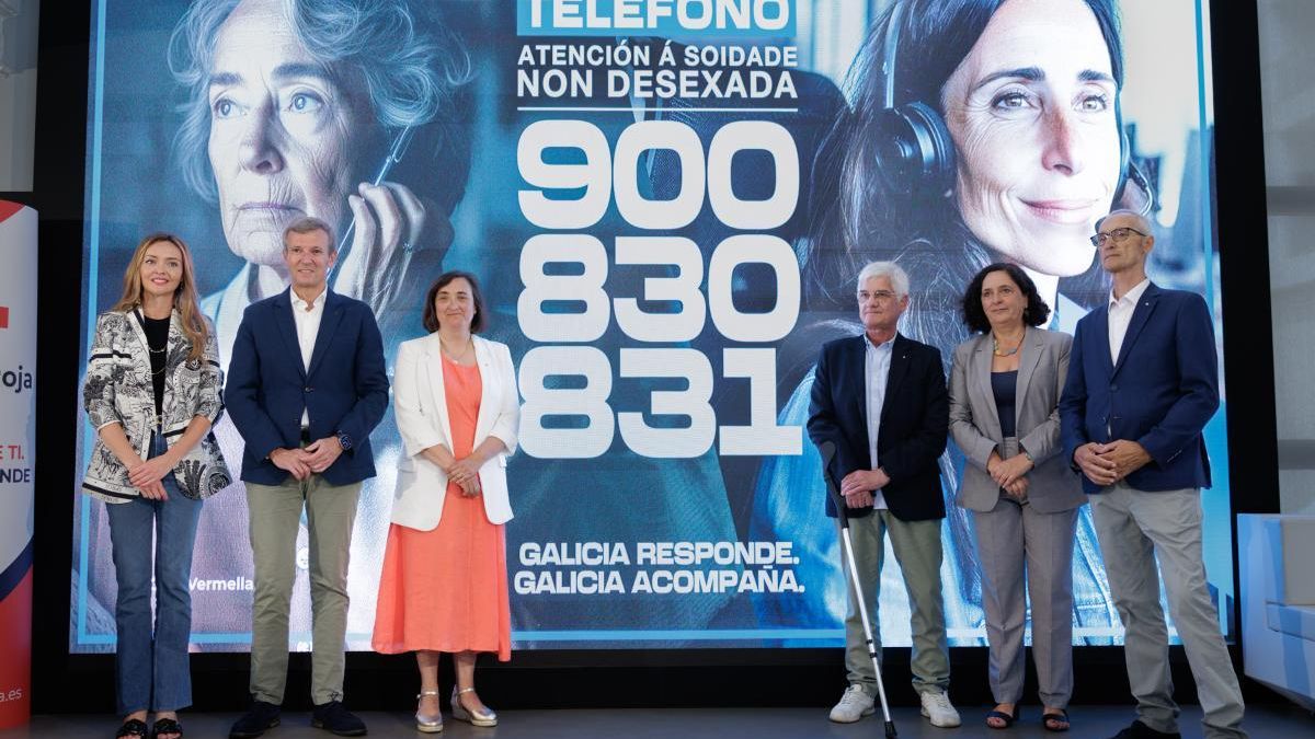 La conselleira de Política Social, el presidente de la Xunta y la presidenta de Cruz Vermella en la presentación de la central multicanal contra la soledad no deseada.