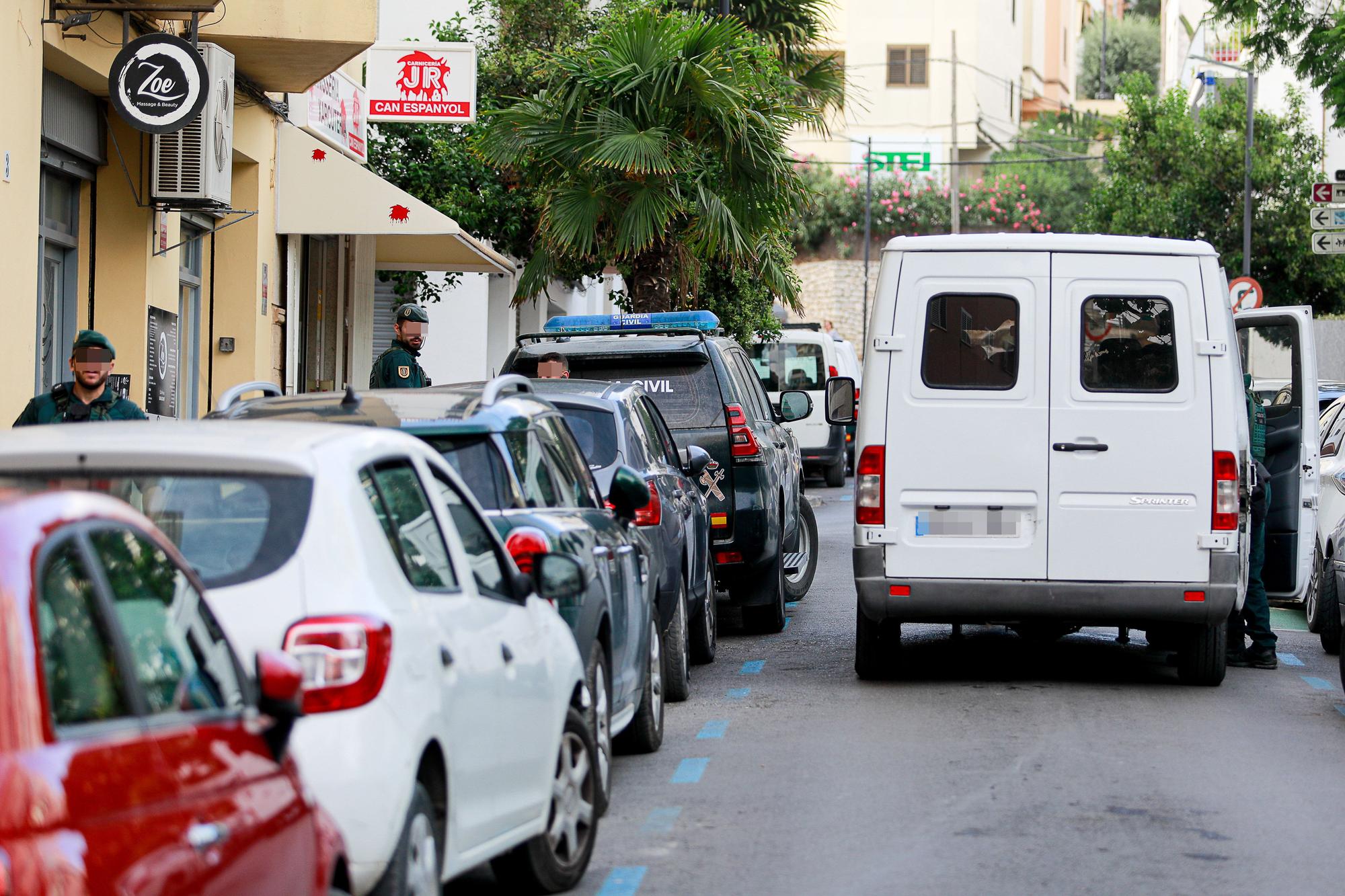 Las imágenes del registro de la Guardia Civil de Ibiza en la calle Arxiduc Lluis Salvador