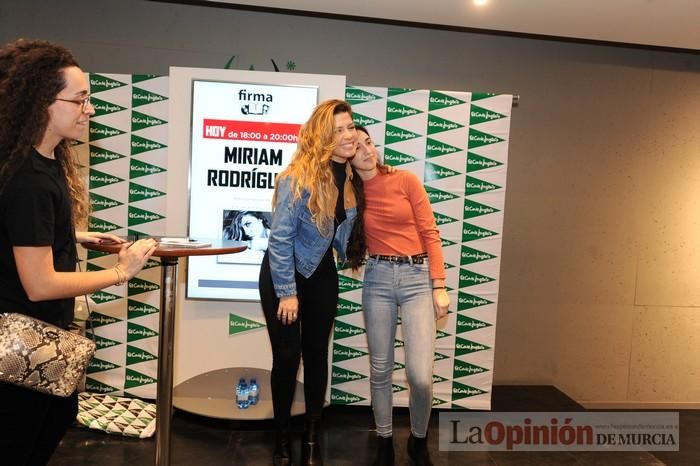 Miriam Rodríguez firma discos en El Corte Inglés