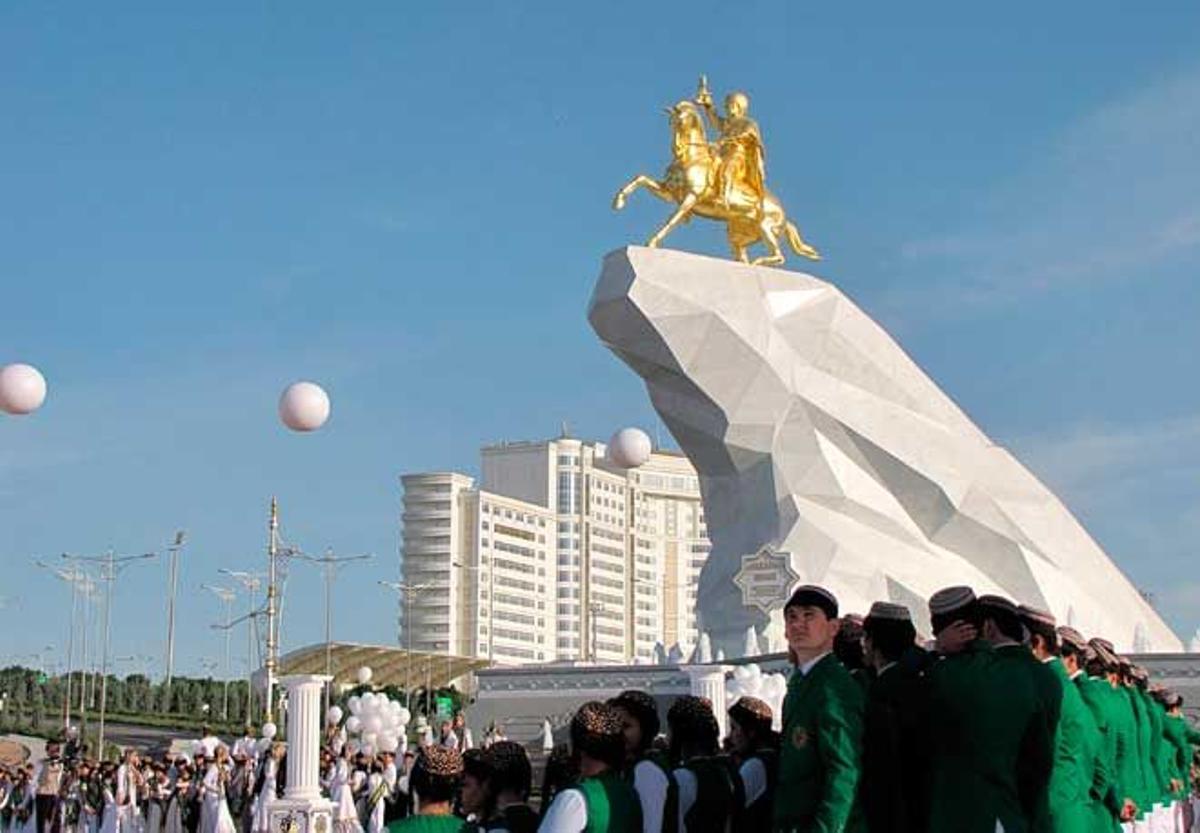 Monumento al actual presidente turcomano