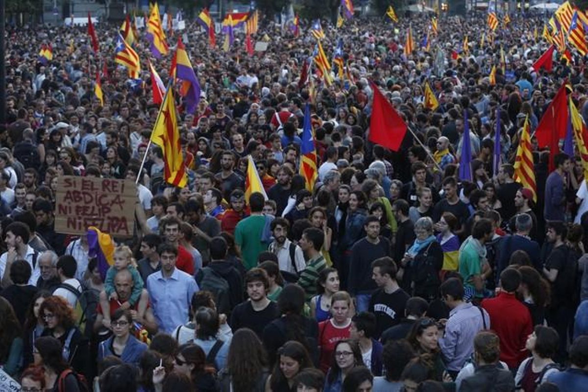 Milers de persones s’han concentrat a la plaça de Catalunya de Barcelona per reclamar un referèndum sobre la Monarquia i la consulta sobiranista.
