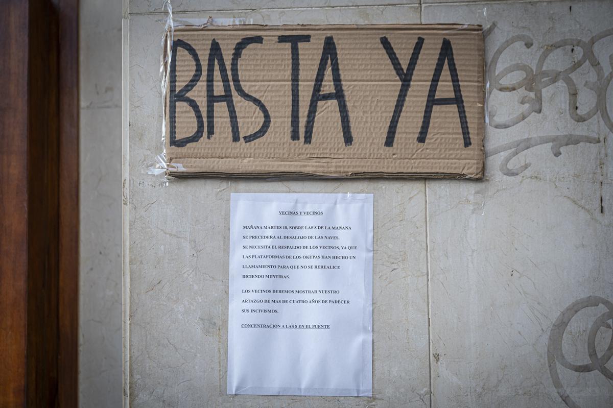 Residentes y vecinos cercanos de unas naves ocupadas en LHospitalet