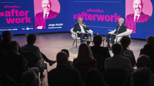El president del Govern d’Aragó, Jorge Azcón (dreta), al costat d’Albert Sáez, director de Continguts de Prensa Ibérica, a l’Afterwork d’EL PERIÓDICO celebrat ahir a Barcelona. | ZOWY VOETEN