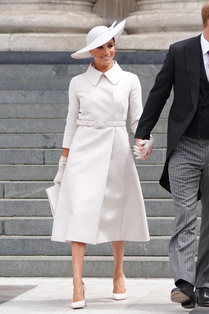 Meghan Markle con vestido abrigo blanco en la catedral de Saint Paul en Londres