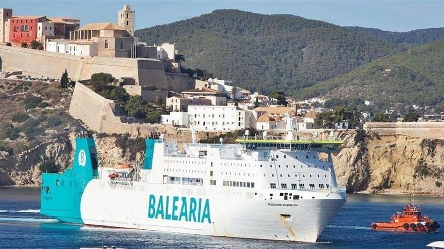 Cien pasajeros quedan a la deriva en un ferri que salió de Barcelona a Ibiza