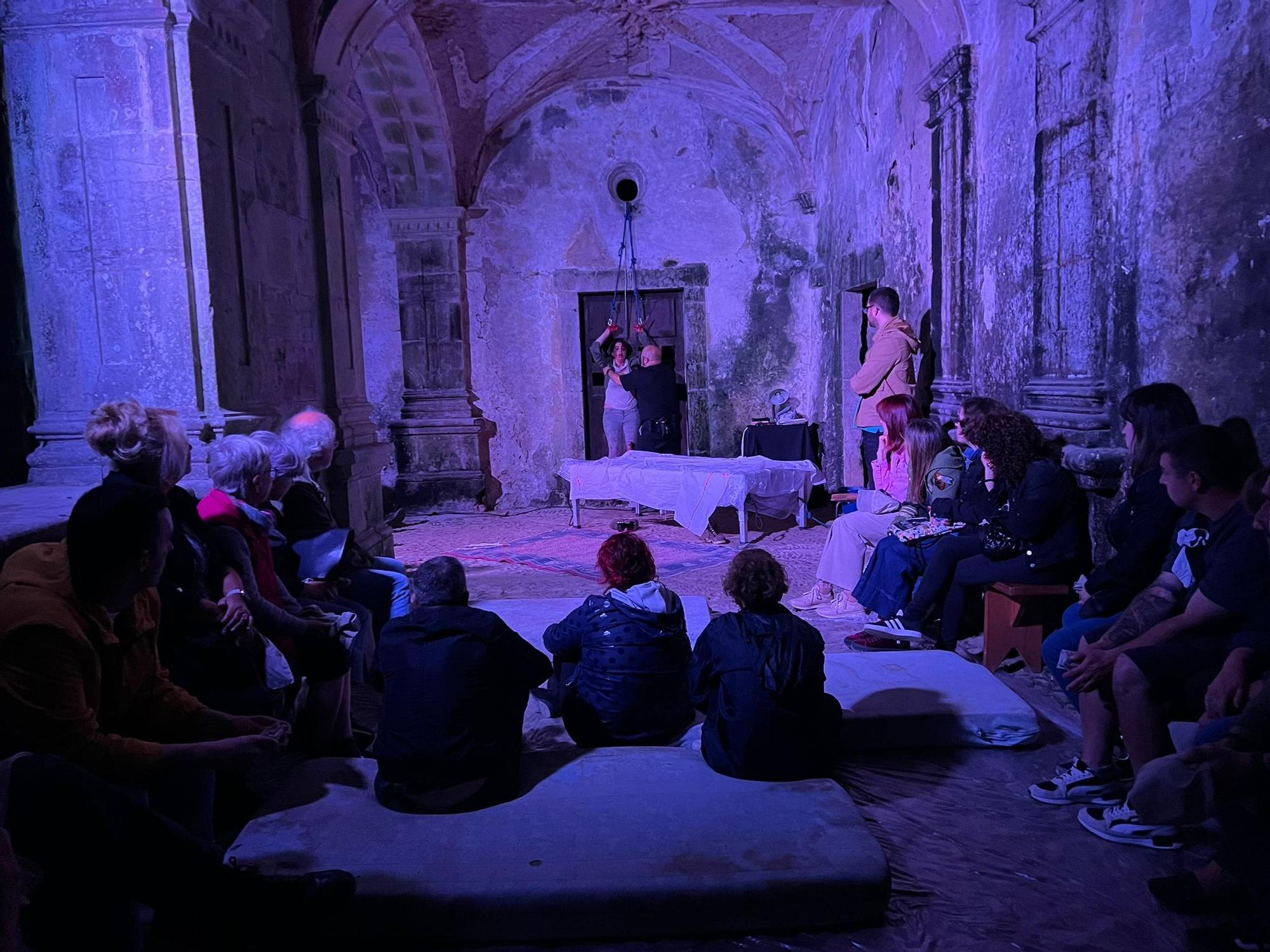 En imágenes: Así fue "Redención", la primera función de teatro inmersivo que se celebra en el monasterio de Cornellana