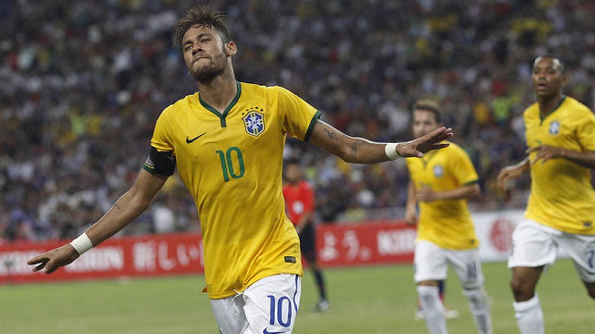 Neymar, eufórico tras marcar su cuarto gol a Japón, en el amistoso disputado en Singapur