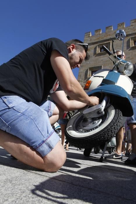 Concentración de vespas en Gijón