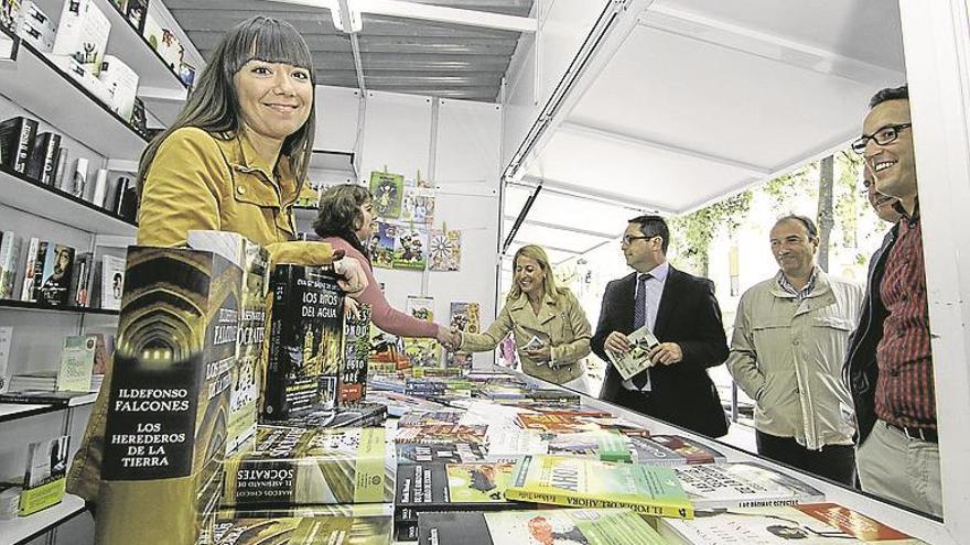 La Feria del Libro muestra sus casetas en el paseo de Cánovas durante diez días