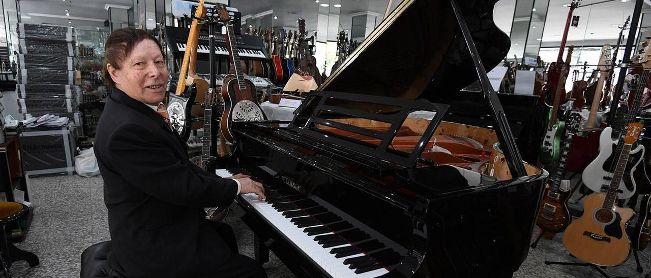 El músico y empresario Aladino Barros, en su tienda Alba Solomúsica.