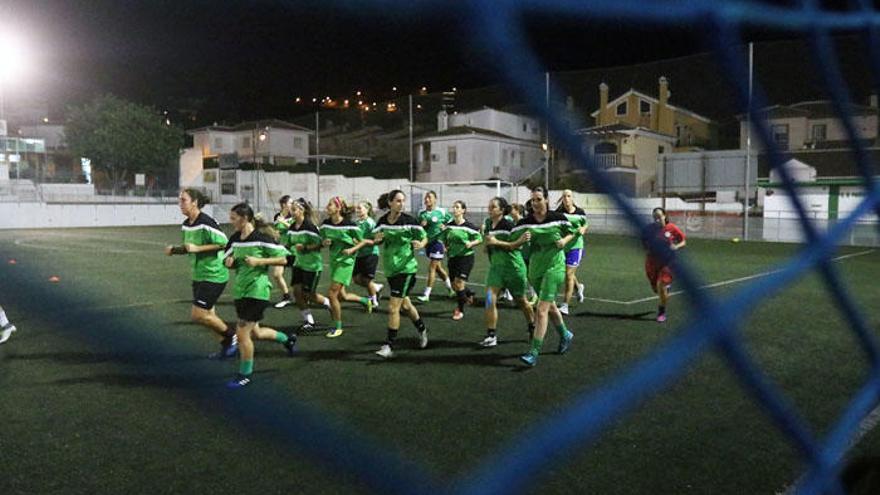 Entrenamiento del CD Puerto de la Torre Femenino en el campo de fútbol del Puerto de la Torre.