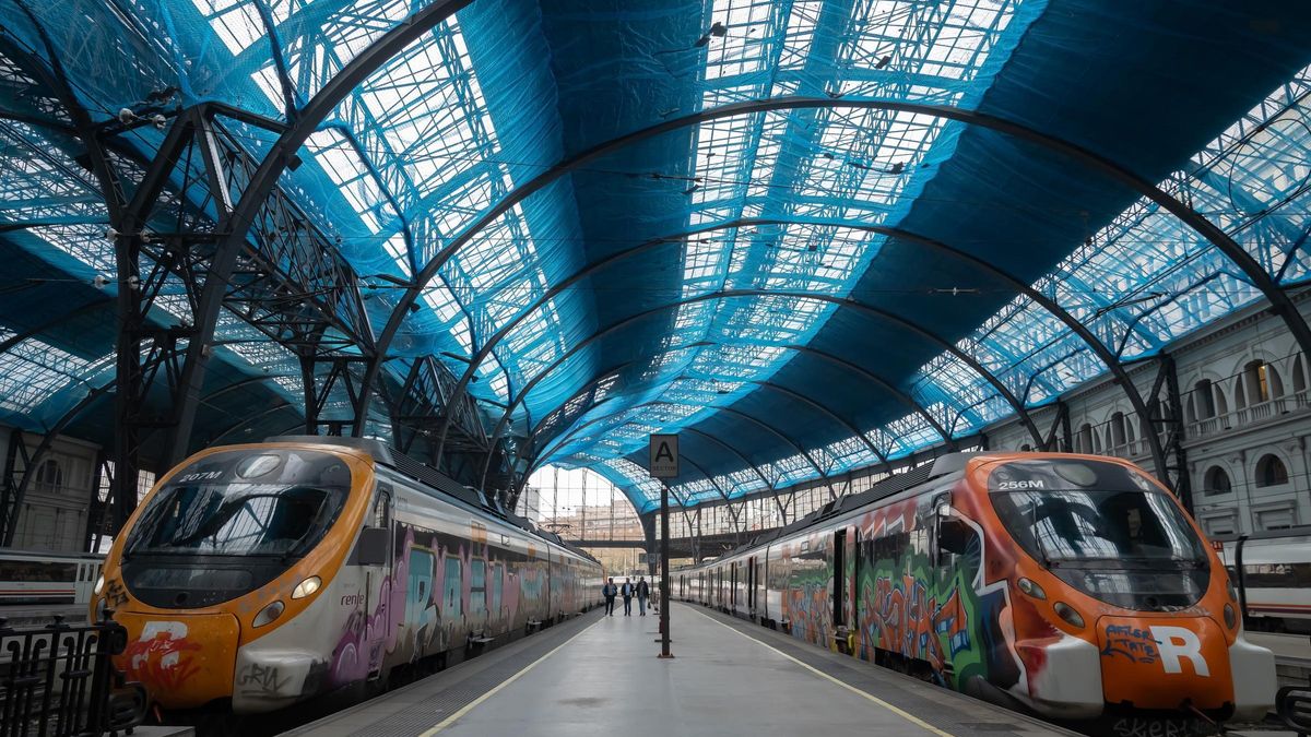 Archivo - Dos trenes en la estación de Francia, donde opera Rodalies, a 21 de febrero de 2025, en Barcelona, Catalunya (España).