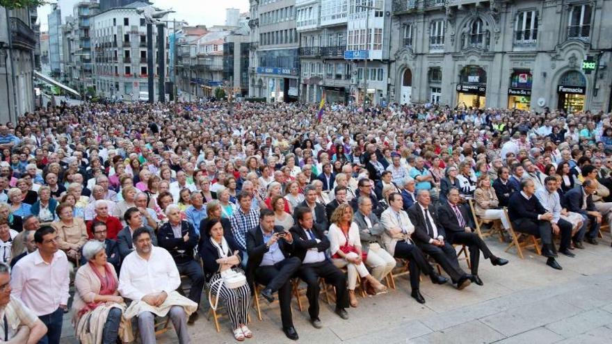 Representantes políticos y de diversos colectivos ocuparon las primeras filas del concierto reivindicativo que dio la Coral Casablanca, en la Porta do Sol.