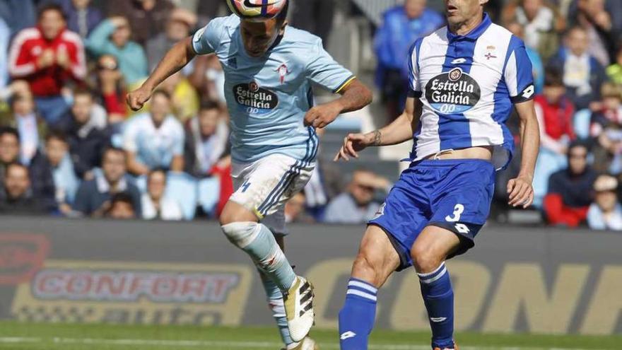 Navarro observa cómo Orellana cabecea en el tercer gol del Celta.