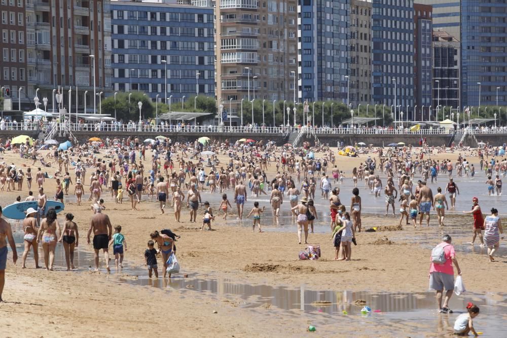 Cerrada la playa de San Lorenzo por completar su aforo de bañistas