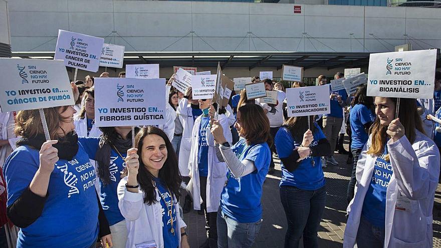 Investigadores y empleados del IISLaFe en una protesta en 2019.