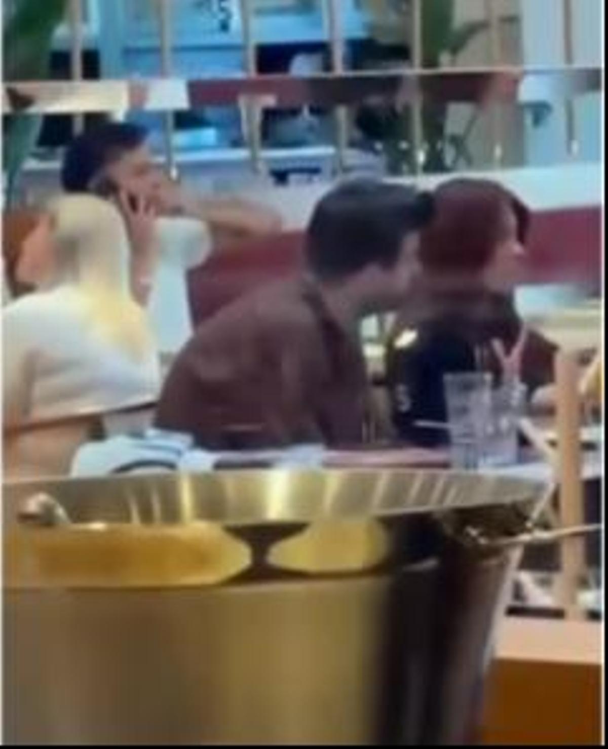 Piqué es fotografiado junto con una mujer que no es Clara Chía, a principios de año.