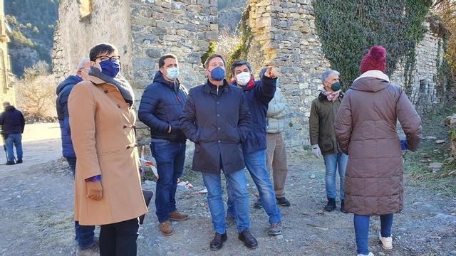El consejero de Vertebración del Territorio, Movilidad y Vivienda del Gobierno de Aragón, José Luis Soro, visita el núcleo de Jánovas, en el Pirineo oscense.