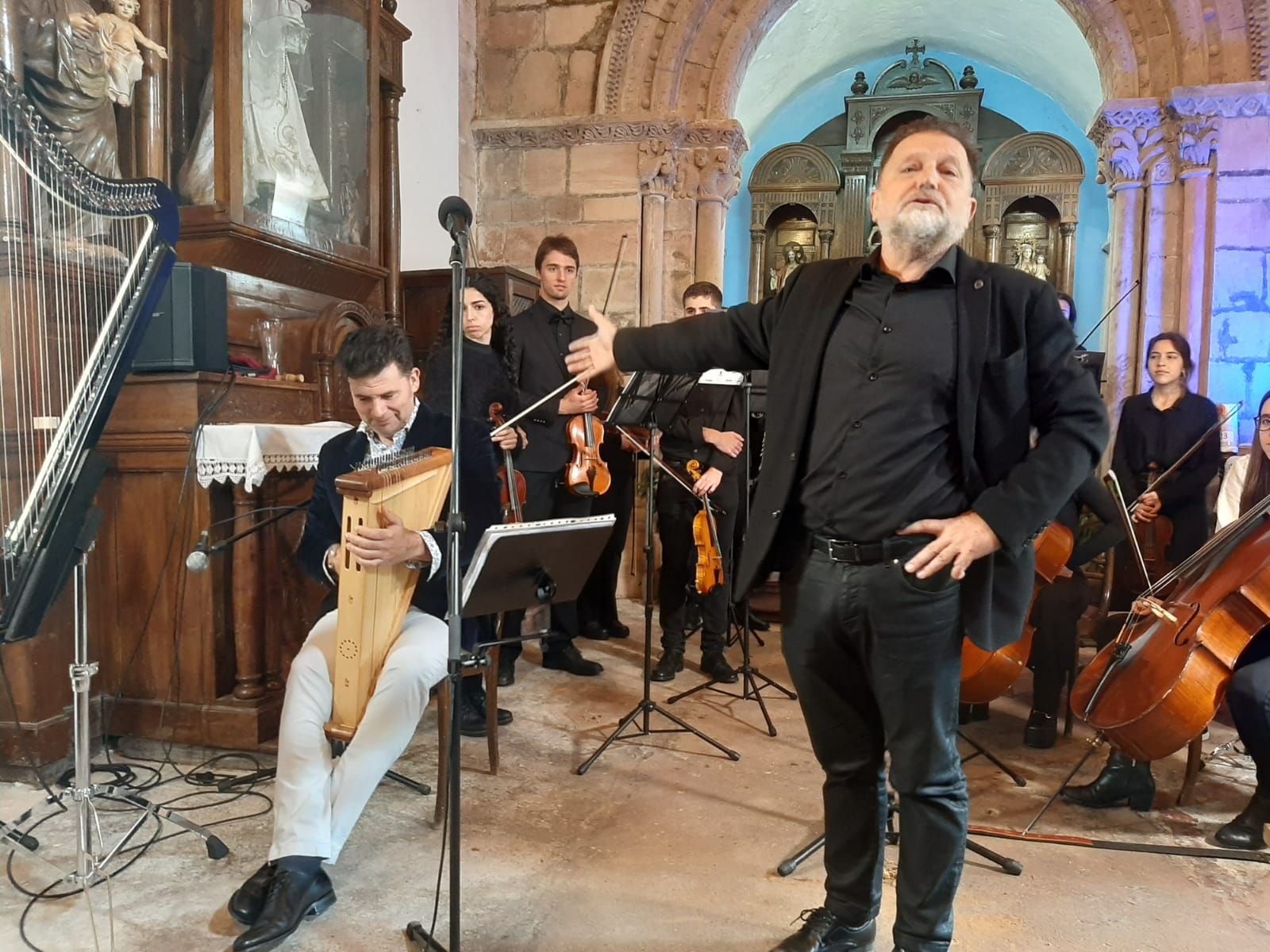 Lleno total en el estreno de la rota medieval de Arlós con la Orquesta de Cámara de Siero y Héctor Braga