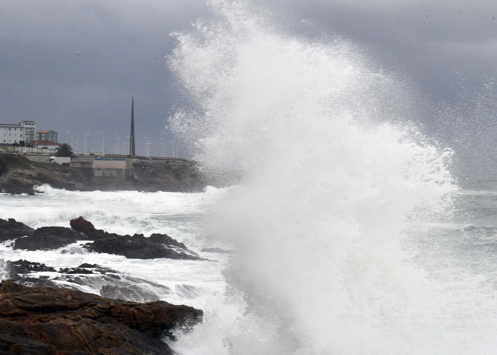 La borrasca 'Barra' deja lluvias copiosas, viento y olas a su paso por A Coruña