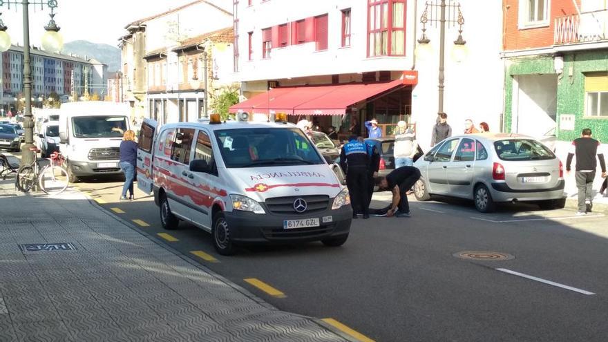 Policías y sanitarios atienden al ciclistas herido.