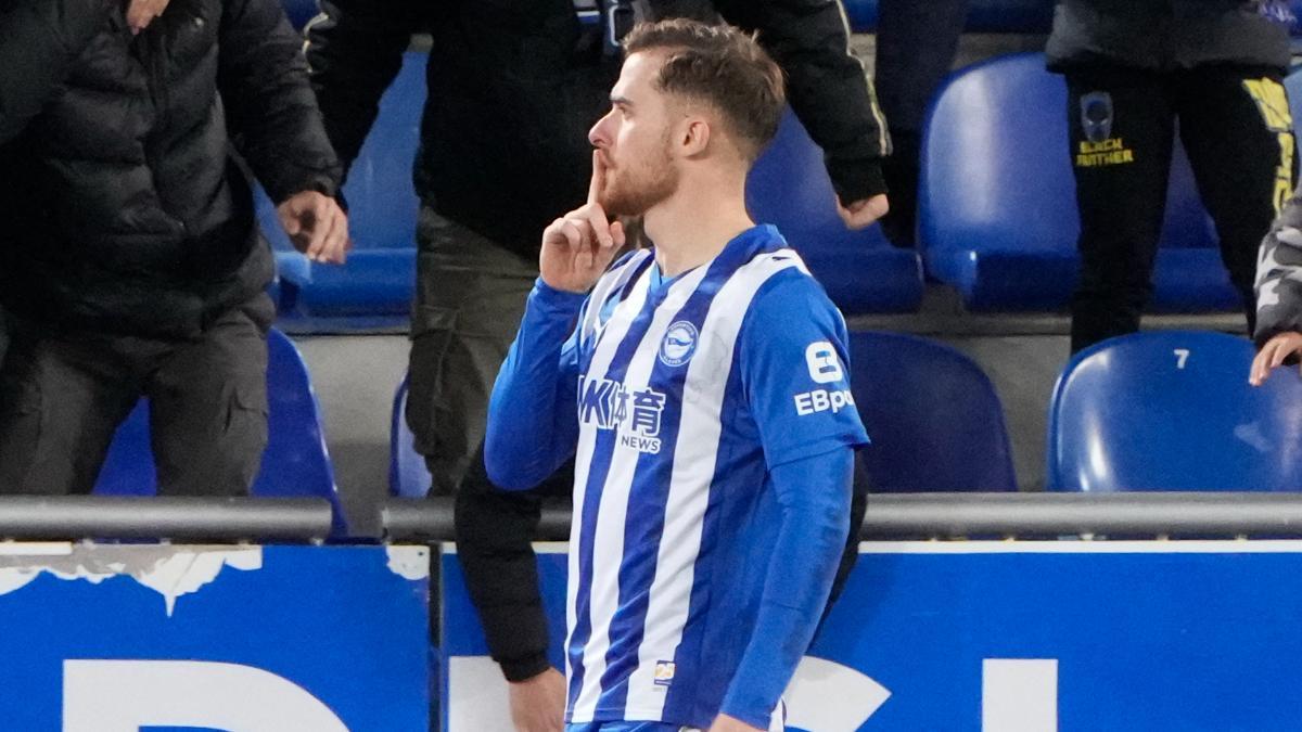 Toni Martínez haciendo el gesto de mandar a callar