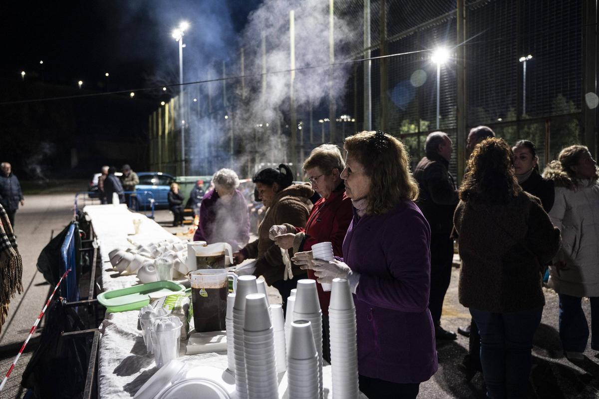FOTOGALERÍA | Convivencia y migas en la barriada de San Francisco de Cáceres