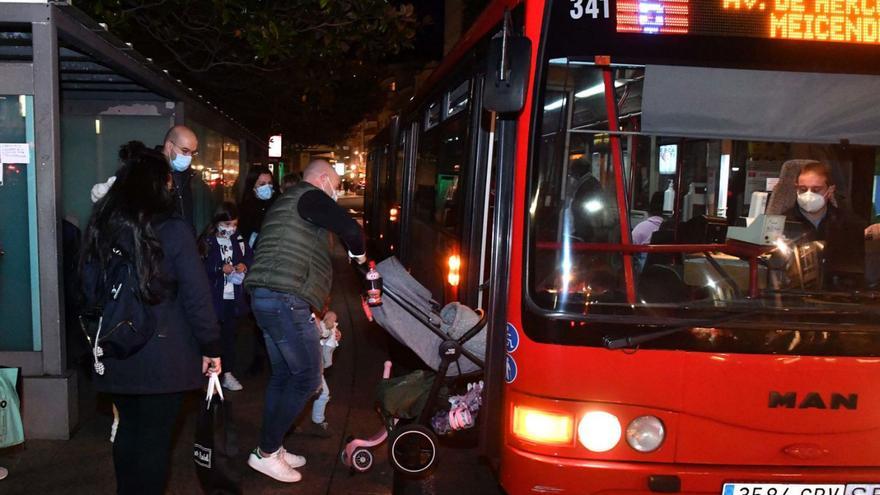 Usuarios suben a un bus urbano en la parada de la plaza de Pontevedra. |   // CARLOS PARDELLAS