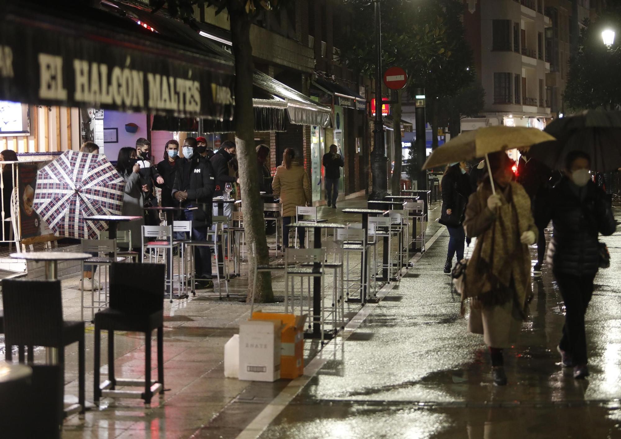 Terrazas vacías y comercios cerrados a las 20.00: así queda Asturias en la primera jornada de adelanto del toque de queda
