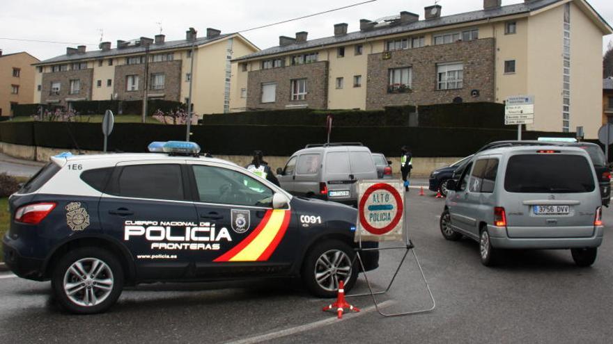 Un vehicle policial durant un control a Puigcerdà a principis d&#039;aquesta setmana