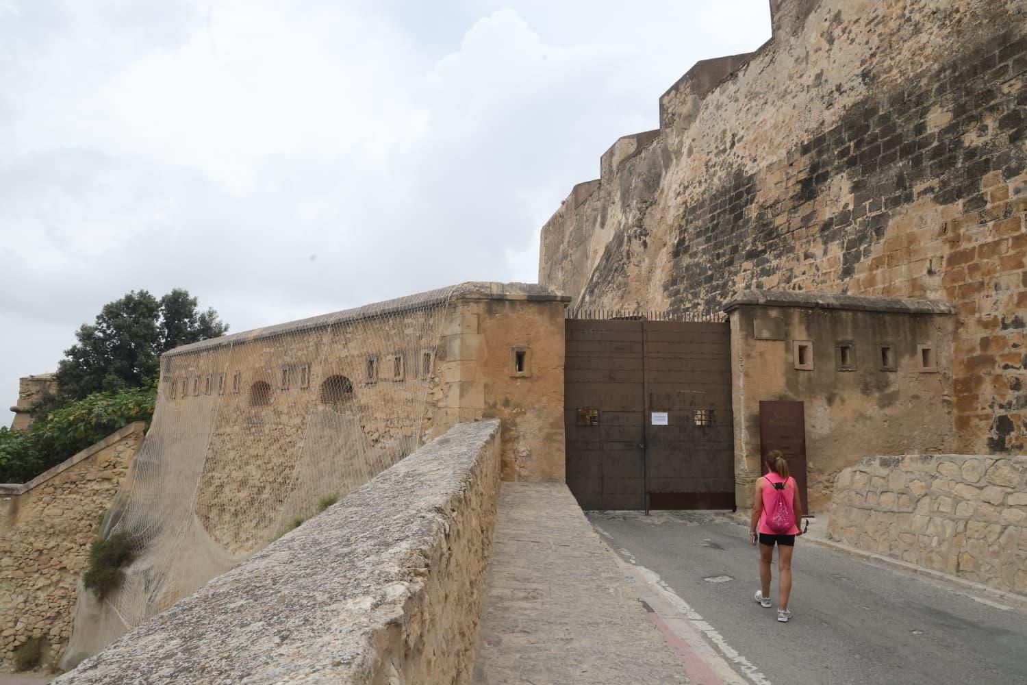 Alicante amanece con parques precintados y el castillo cerrado por el temporal
